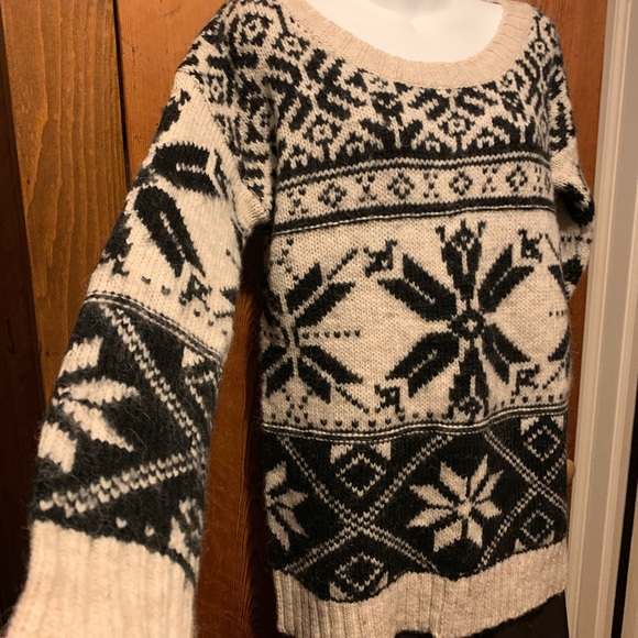 American Eagle Snowflake Sweater - Picture 5 of 13